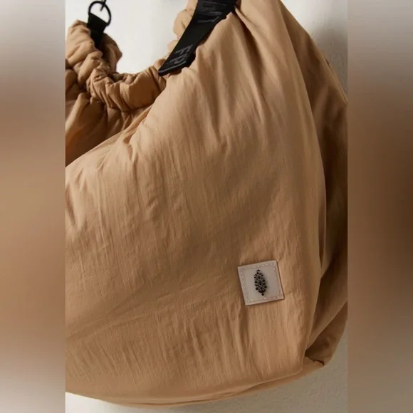 NWT FREE PEOPLE MOVEMENT REST DAY CARRYALL BAG SANDY - Picture 5 of 6